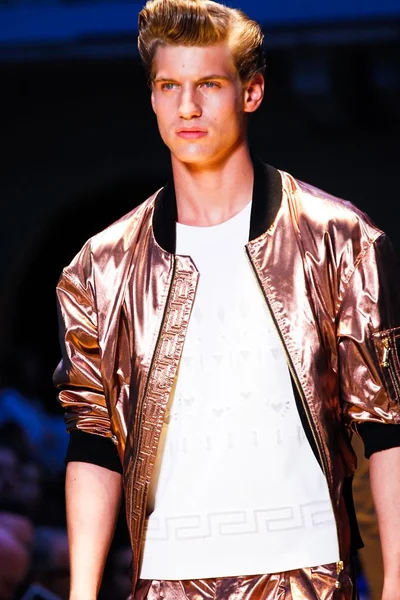 Look 15